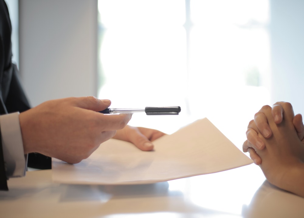 Ponte en contacto con la inmobiliaria que gestione los pisos de alquiler y concreta una cita