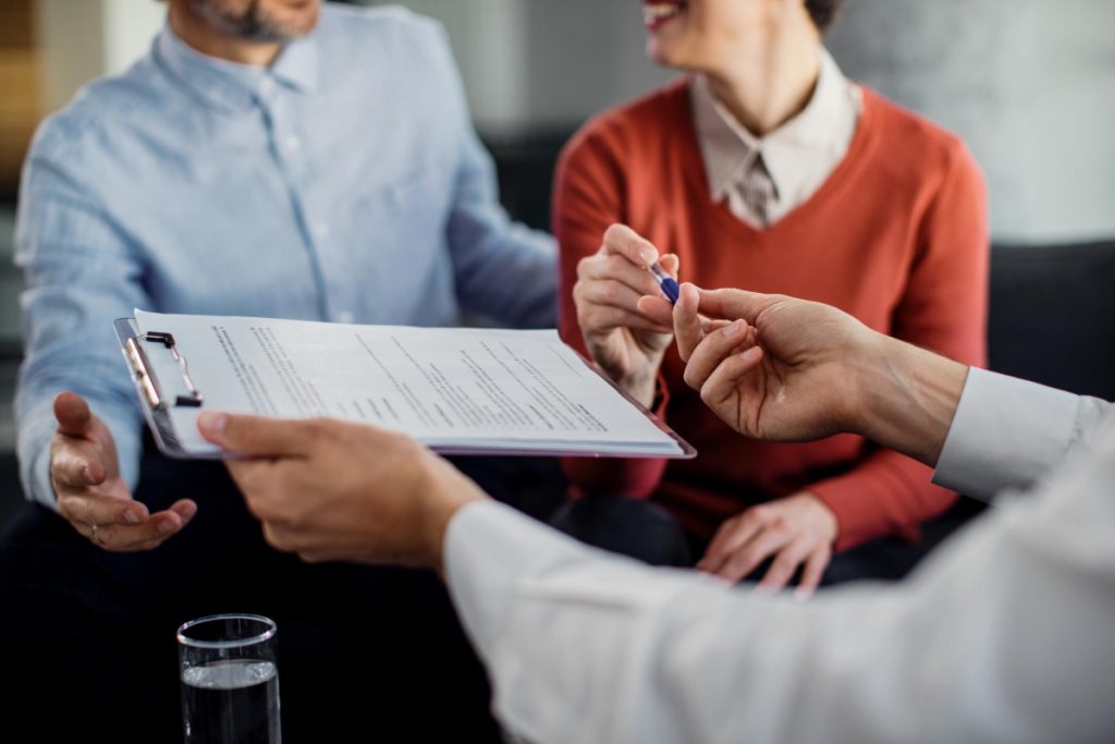 Una pareja firma el contrato de alquiler