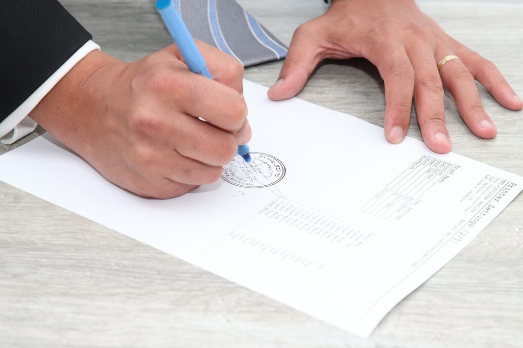 Persona firmando documentos para rescindir contrato de alquiler